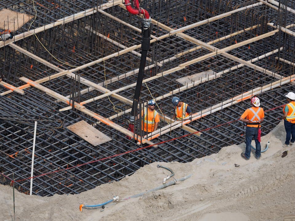 Team auf einer Baustelle - ein typischer Einsatzbereich für mobile Zeiterfassung mit EasyHours in der Schweiz